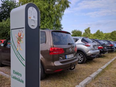 Beitragsbild zum Thema "Nutzung der E-Ladesäule auf Parkplatz 4" Beitragsbild zum Thema "Nutzung der E-Ladesäule auf Parkplatz 4"