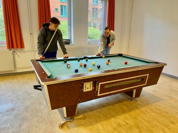 Beitragsbild zum Thema "Förderkreis stellt Teilnehmenden der VAB neue Billard Queues zur Verfügung" Beitragsbild zum Thema "Förderkreis stellt Teilnehmenden der VAB neue Billard Queues zur Verfügung"