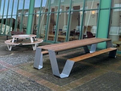 Neue Außenmöbel für den Campus Bordesholm