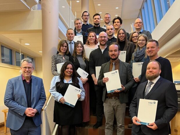 122. Angestelltenlehrgang II erhält Abschlusszeugnisse 122. Angestelltenlehrgang II erhält Abschlusszeugnisse